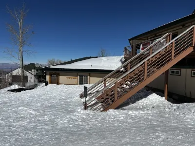 Powderhorn Slopeside 3 Bedroom / 3.5 Bath Condo Next to Ski Lift Hotels near Skyway Ski Trailhead