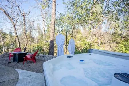 Kokanee Grove ~ Shasta Lake 2ac Estate ~ Pool/HotTub/GameRoom ~Central Location! Отели рядом с достопримечательностью «Shasta Dam»