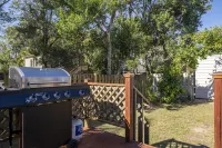 East Hill Coastal Cottage, prefect for couples and families, pet friendly. Hotels near Pensacola Lighthouse & Maritime Museum