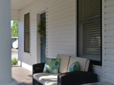 Historic 1930s Cottage + Heated Pool + 12mi to Beaches & 1 mi to Downtown Hoteles en Palmetto