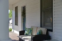 Historic 1930s Cottage + Heated Pool + 12mi to Beaches & 1 mi to Downtown Hotels in Palmetto