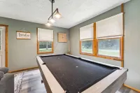 Luxury 10Br Lodge 6 Wooded Acres • Game Lounge • Pet Friendly Retreat Sleeps25+