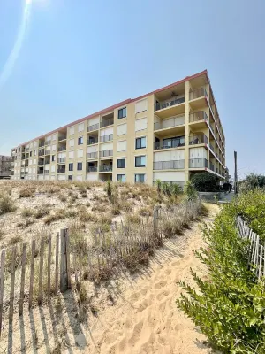 Serenity Now! Spectacular Corner Unit with Wrap Around Views! Hotel in zona Roland E. Powell Convention Center