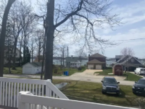 Lake Views from Great Deck, newly remodeled, Family members of all ages