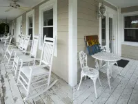 3 acre Lake, Farm Animals Petting Zoo, Horses and Horseback Riding, Room to roam Hotels in Lincoln Township