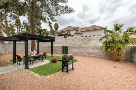 Experience luxury in Green Valley, just a hop away from Tropicana Отели рядом с достопримечательностью «Cactus Garden Dr»