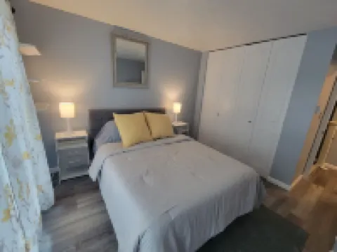 Modern. 5 min to Penn State Breakfast included, King bed, Game Room! Toftrees