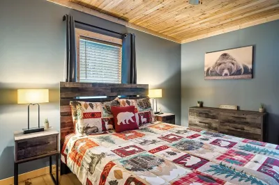The Peaceful cabin in the woods with a Hot tub, firepit, and game room!! 그렛 스모키 마운틴스 주변 호텔