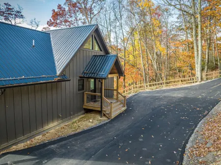 Modern Mountain Lodge/Scenery/Hot Tub/Game Room/Bar