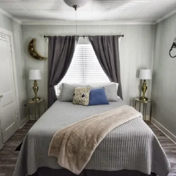 Charming 1920 Tudor-style house, great location!