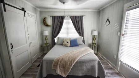 Charming 1920 Tudor-style house, great location!