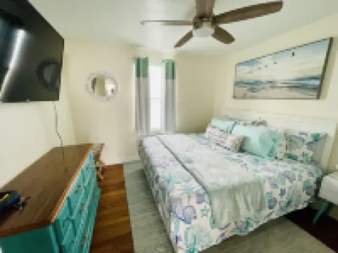 Bay views Cottage w/private suite, 4 min from beach and Moody Gardens