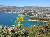 Cassis center apartment la rade, behind the harbor, nice view and parking