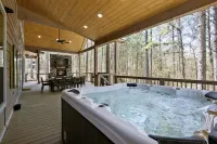 NEW, modern 3 bed, 3.5 bath cabin with hot tub and huge deck - summer bliss!