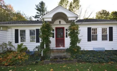 Cozy Berkshire cottage with fireplace. Hotels near Berkshire Museum