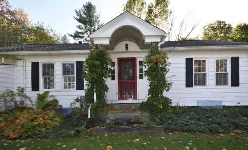 Cozy Berkshire cottage with fireplace. Hotels in Pittsfield