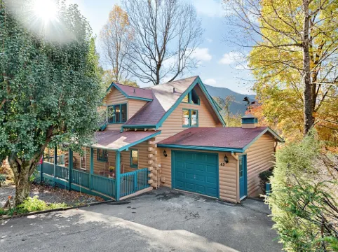 Decorated Christmas Log Cabin with Mountain View, Hot Tub, Pool Table, Sleeps 10