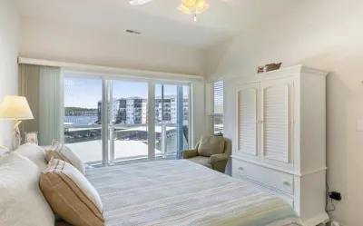 LAKEFRONT 2 BED/2 BATH CONDO W/ BOAT SLIP +3 POOLS & 2 HOT TUBS @ 2MM Hotel a 