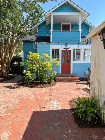 1886 Charming Cassat Cottage in Cape Charles, VA