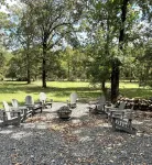 Stylish 3BR Cabin Retreat with Hot Tub & Outdoor Kitchen - 5 Mins to Hochatown