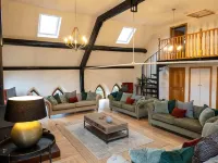 Luxurious Old Chapel Close to Countryside Walks アッシュボーンのホテル