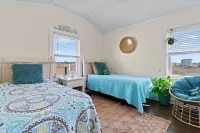 OceanView, Beach access 2 minutes, Heated Pool, 2 Master BRs, Sleeps 7 Upstairs