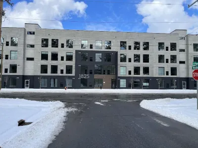 Hot Tubs ~ Pet Friendly ~ Rooftop Terrace  ~ Close to Downtown