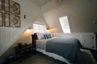 Secluded Rustic + Modern Log Cabin with hot tub by Stream,  luxury getaway Hotel a Freeman