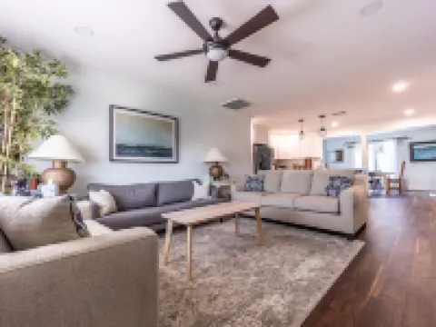 Beautifully Appointed 3BR / 2 Bath Home close to Beach & Iconic Atlantic Ave Hotels in Boynton Beach