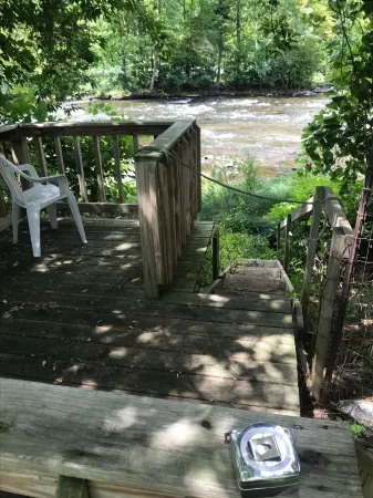 Cozy convenient home, private access to the Salmon River. Отели в г. Пуласки