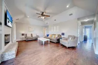 Sunshine Stay! 3bed/2bath home with POOL & GAME ROOM! Sleeps 10