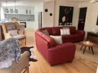 Historic Cottage 4 Riverside Dve. Pet friendly, flat fenced yard on the River. Hotels in Warburton