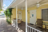 The Dancing Rooster: 2 Blocks from Duval in Old Town.