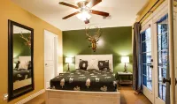 The Ultimate Family Hideaway– Peaceful Lodge with Theater, Arcade & Forest Views - 4-Sterne