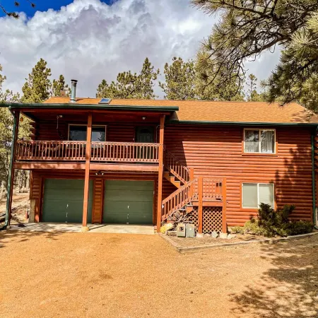 Secluded and Cozy Log Cabin /w Hot Tub + Fire Pit