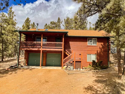 Secluded and Cozy Log Cabin /w Hot Tub + Fire Pit