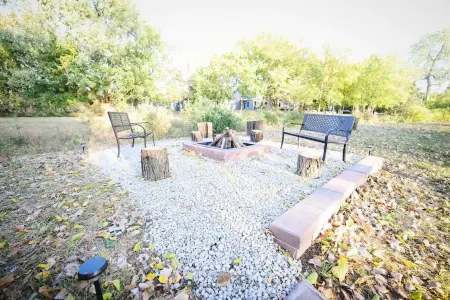 Luxury 5 bedroom home with Pool and 3 acers of private land