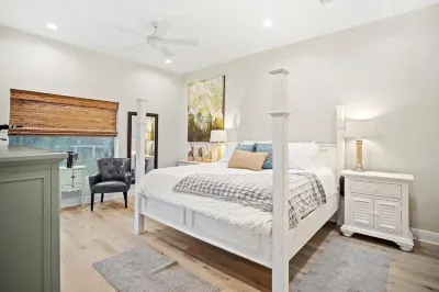 Bayside Retreat - 2250 sq ft Bay House w/dock, fire pit, & tons of amenities Hotel dekat THE RED ZONE