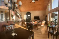 River view & 5 minute walk to downtown!