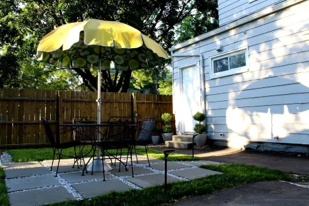 Crisp 2 bedroom upstairs apartment in historic duplex