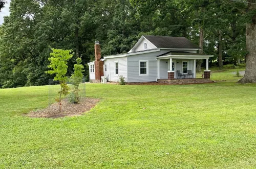 Entire home, quiet pastoral setting, 2 miles from Liberty University Campus 林奇堡住宿飯店