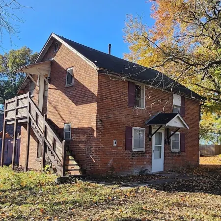 Carriage House by CMU - Lower Condo - Kitchen, King Bed, 70" TV Fast WiFi & AC Hotels in Howard County