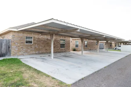 Gorgeous Pet Friendly Townhome: Clean and Spacious With Private Terrace!