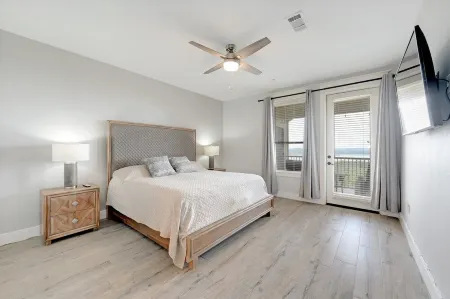 BEST View of Lake Travis!! Largest 3 Bed-3 Bath Floor Plan-THE HOLLOWS-Sleeps 8