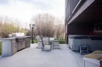 Newly Renovated Spacious Home, Hot Tub. Big Yard. Great Off-Season Pricing!