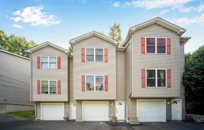 Townhouse with Pool Table - Renovated w/ King Bed