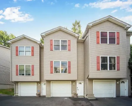 Townhouse with Pool Table - Renovated w/ King Bed チコピーのホテル