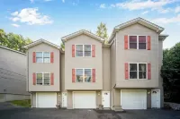 Townhouse with Pool Table - Renovated w/ King Bed Hotels near BJ's Wholesale Club