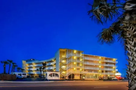 Oceanfront Condo w/ Private Balcony - Pools Open and Direct Beach Access Отели рядом с достопримечательностью «Университет аэронавтики Эмбри-Риддла»