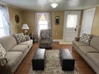 Cozy 3-bedroom cottage encased by expansive country pastures! Hotel di Taylor County